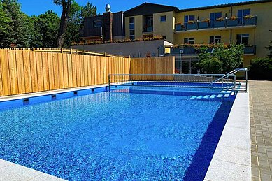 Außenansicht des Family Club Harz mit Pool im Sommer