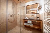 Modernes Badezimmer einer 2-Raum Familiensuite im Familienhotel Landgut Furtherwirt in Tirol.