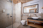 Modernes Badezimmer einer 2-Raum Familiensuite im Familienhotel Landgut Furtherwirt in Tirol.