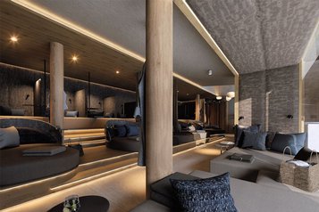 Visualisierung der neuen Ruheoase im Zauchenseehof: Nach dem Umbau lädt der stilvolle Ruhebereich mit gemütlichen Liegen und warmem Lichtdesign zum Entspannen im Familienhotel im Salzburger Land ein.