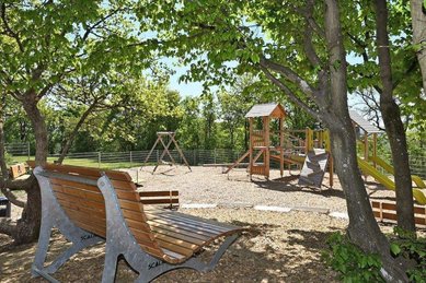 Schattiger Spielplatz für Kinder im Familienhotel Sonnenhügel im Rhön.