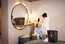 Mutter föhnt im Bademantel ihrer Tochter im Bademantel im Wellnessbereich des Familienhotels Kindl die Haare
