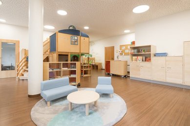 Heller Kids-Club im Familienhotel Oberkarteis mit Spielhaus, Kuschelecke und liebevoll gestalteten Spiel- und Bastelbereichen.