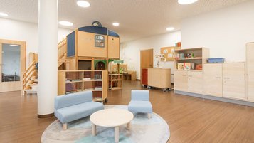 Heller Kids-Club im Familienhotel Oberkarteis mit Spielhaus, Kuschelecke und liebevoll gestalteten Spiel- und Bastelbereichen.