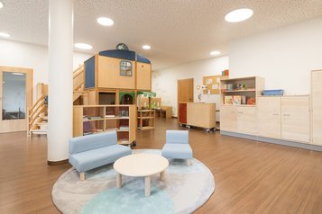 Heller Kids-Club im Familienhotel Oberkarteis mit Spielhaus, Kuschelecke und liebevoll gestalteten Spiel- und Bastelbereichen.