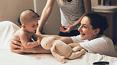 Baby bekommt eine Babymassage im Familienhotel Post Family Resort im Salzburger Land