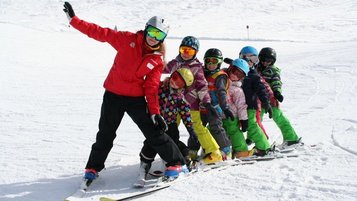 Kinder haben spaß beim Skikurs vom Kinderhotel Stafan in Tirol