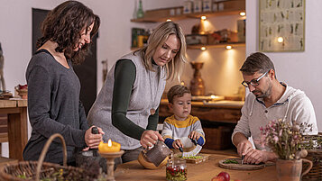 Ausflugstipps im Oberösterreich: In Bad Goisern mit der ganzen Familie die Kräuterkunst kennenlernen im Hexenatelier.