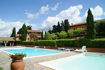 Familienfreundliche Outdoor-Pools im Familienhotel Castellare di Tonda in der Toskana.