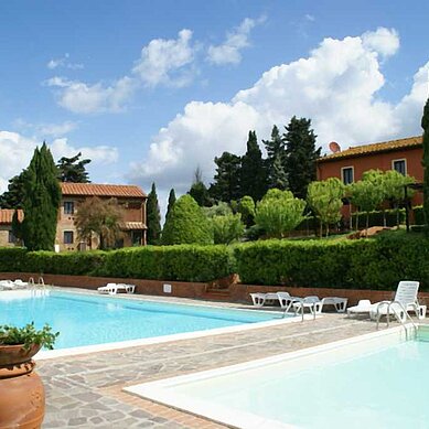 Familienfreundliche Outdoor-Pools im Familienhotel Castellare di Tonda in der Toskana.