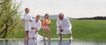 Oma und Opa gemeinsam im Familienurlaub mit ihren Enkeln bei Familotel