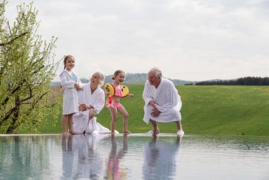 Oma und Opa gemeinsam im Familienurlaub mit ihren Enkeln bei Familotel
