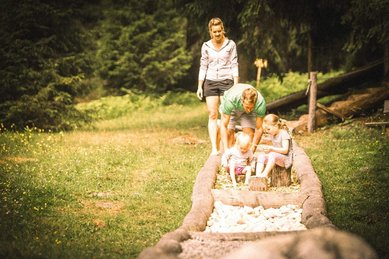 Der Barfußweg im Wald lädt Familien im Familienhotel Alpura Retreat in Südtirol zu naturnahen Erlebnissen ein.