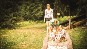 Der Barfußweg im Wald lädt Familien im Familienhotel Alpura Retreat in Südtirol zu naturnahen Erlebnissen ein.