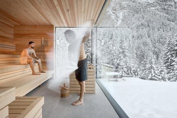 Eine Person wirbelt in der Sauna mit einem Handtuch und blickt durch das Fenster auf eine verschneite Winterlandschaft im Hotel Bella Vista in Südtirol.