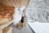 Eine Person wirbelt in der Sauna mit einem Handtuch und blickt durch das Fenster auf eine verschneite Winterlandschaft im Hotel Bella Vista in Südtirol.