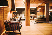 Gemütliche Lounge mit Sitzecken und gemütlicher Beleuchtung im Familienhotel Das Bayrischzell in Oberbayern.