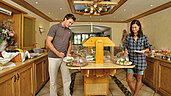Ein Mann und eine Frau bedienen sich am Frühstücksbuffet im Spa- & Familien-Resort Krone im Allgäu.