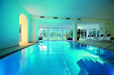 Beleuchteter Indoor-Pool im Familienhotel Lärchenhof in Tirol