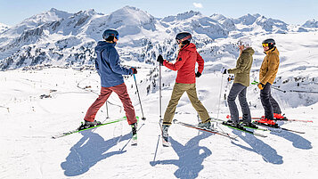 Winter im Salzburger Land: Familie steht auf der Abfahrt. Und los geht der Skispaß!