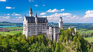 Schloss Neuschwanstein im Allgäu bei schönem Wetter.