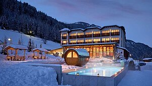 Hotelansicht im Winter vom Familienhotel Bella Vista in Südtirol.