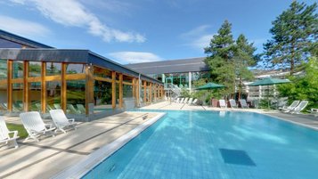 Schöner Pool im Sommer mit vielen Liegen zum entspannen im Familienhotel Sonnenhügel in der Rhön.