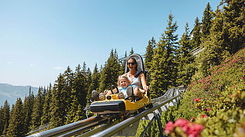 Mutter gemeinsam mit ihrer Tochter auf der Sommerrodelbahn "Lauser Sauser" im Alpbachtal.