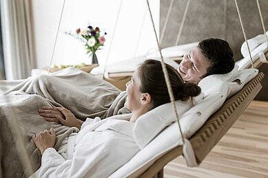 Eltern entspannen im Wellness-Ruhebereich des Familienhotels Allgäuer Berghof.