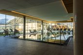 Moderner Indoorpool mit Panoramablick auf die Berge im Familienhotel Almfamilyhotel Scherer in Osttirol.
