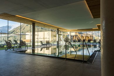 Moderner Indoorpool mit Panoramablick auf die Berge im Familienhotel Almfamilyhotel Scherer in Osttirol.