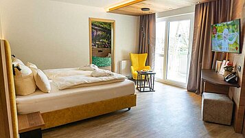 Gemütlicher Elternschlafbereich im Familienzimmer des Familienhotels Landhaus zur Ohe im Bayerischen Wald.