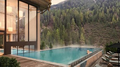 Infinity Pool im Familienhotel Bella Vista in Südtirol mit Blick auf Wald, Berge und die umliegende Natur.