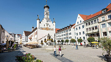 Der historische Rathausplatz von Kempten bei Sonnenschein.