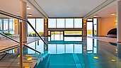 Schwimmbad mit Panoramafenstern im Familienhotel Familien Resort Petschnighof in Kärnten.