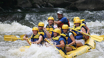 Große Familie beim Rafting im Allgäu.