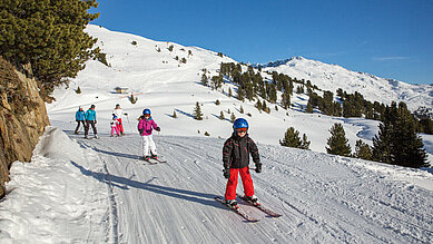 Kinder fahren Ski auf dem Hochzeiger Ski- und Wandergebiet nahe dem Kinderhotel Stefan in Pitztal.
