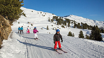 Kinder fahren Ski auf dem Hochzeiger Ski- und Wandergebiet nahe dem Kinderhotel Stefan in Pitztal.