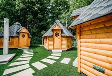 Hütten im Gartenbereich vom Familienhotel Friedrichshof mit urigem Holzdesign und viel Platz zum Spielen.