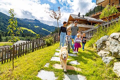 Fünfköpfige Familie im Urlaub mit Hund im Familienhotel Alphotel Tyrol.