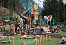 Großer Outdoor-Spielplatz auf dem Gelände vom Familotel Habachklause