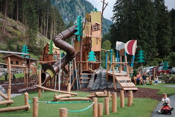 Großer Outdoor-Spielplatz auf dem Gelände vom Familotel Habachklause