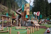 Großer Outdoor-Spielplatz auf dem Gelände vom Familotel Habachklause