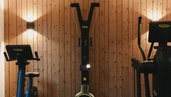 Fitnessraum im Familienhotel Habachklause mit Technogym Geräten mit Ergometer und Crosstrainer für sportliche Eltern die auch im Urlaub aktiv bleiben möchten