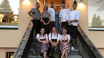 Die Gastgeberfamilie mit Mitarbeiter im Familienhotel Lärchenhof in Tirol