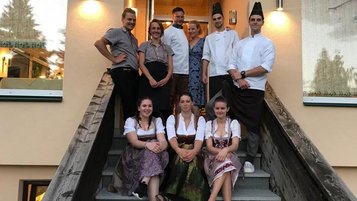 Die Gastgeberfamilie mit Mitarbeiter im Familienhotel Lärchenhof in Tirol