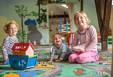 Kinder spielen zusammen im Happy-Club im Familienhotel Borchards Rookhus an der Mecklenburgischen Seenplatte.