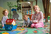 Kinder spielen zusammen im Happy-Club im Familienhotel Borchards Rookhus an der Mecklenburgischen Seenplatte.