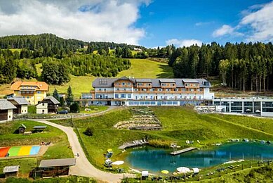 Luftaufnahme im Sommer vom Familienhotel Familien Resort Petschnighof in Kärnten.
