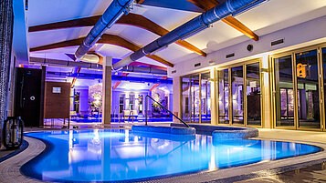 Pool mit Ambientebeleuchtunug im Familienhotel Kolping Hotel Spa & Family Resort in Ungarn.